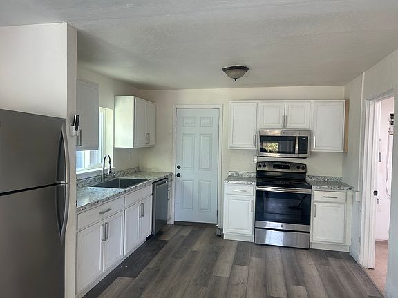 remodeled new style kitchen, w new cabinets, appliances etc