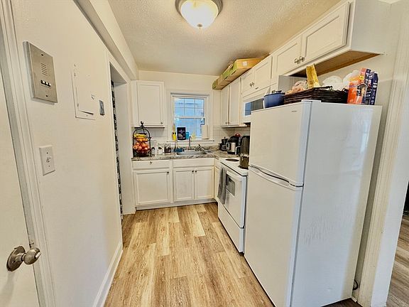 3rd image of 275 Neck St Unit B2
