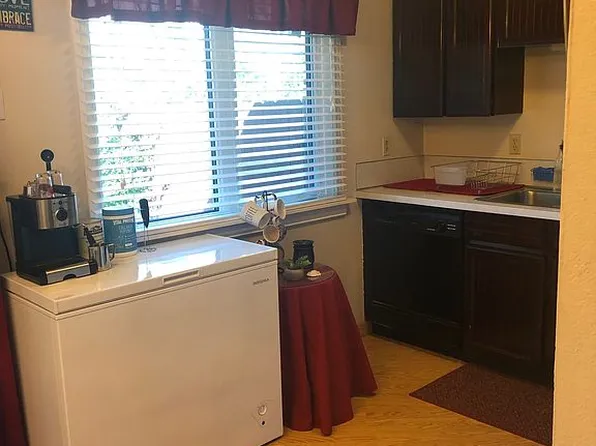 8421 Crystal St, Anchorage, AK 99502