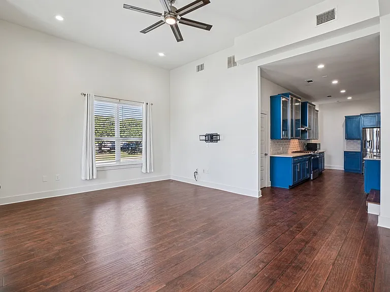 422 N Marlborough Ave — Photo 34