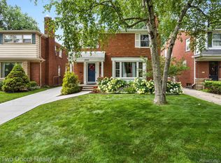 1943 Severn Rd, Grosse Pointe Woods, MI 48236