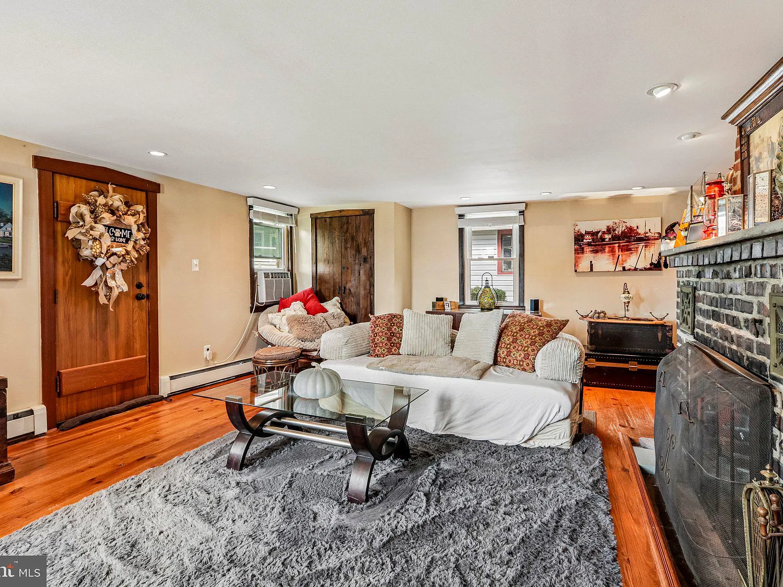 4 bed, 2.5 bath, 2093 sqft, $4,350 — Photo 3