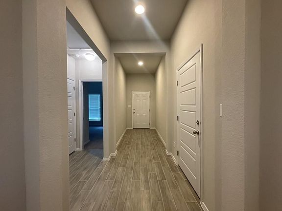 3rd image of 6044 Urbano Bnd