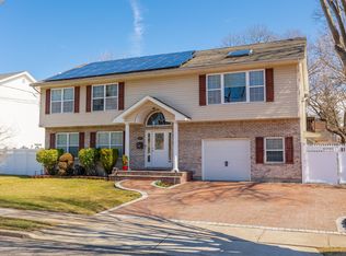 252 Grand Ave, Lindenhurst, NY 11757