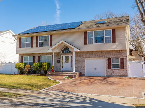 252 Grand Avenue, Lindenhurst, NY 11757