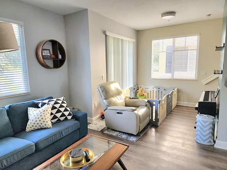 583 NW 35th Pl — Photo 7