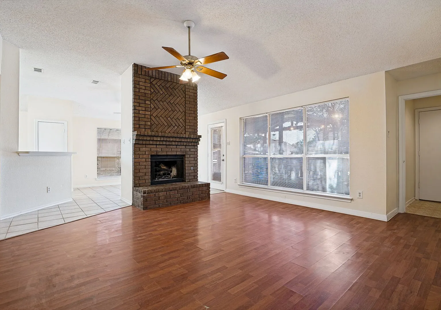 Charming 3 Bed, 2 Bath Brick Home in Castlewood, Garland - Available for Lease! — Photo 3