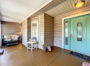 406 1st St, Geneva, FL 32732