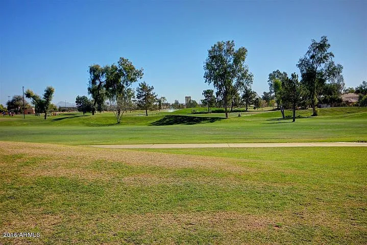3 bed, 2.0 bath, 1429 sqft, $2,100 — Photo 2