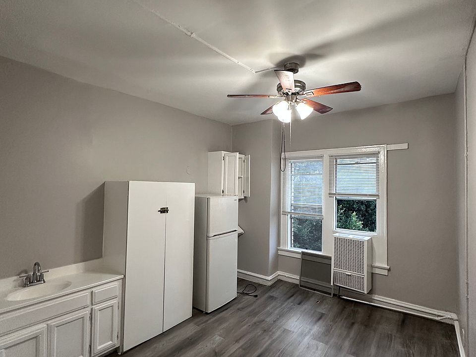 2nd image of 504 S Bonnie Brae St #404