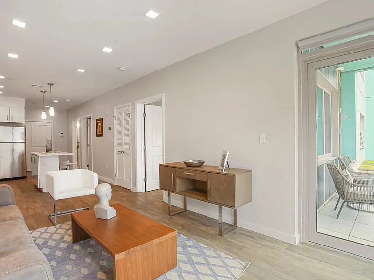 10 Essex — Photo 14