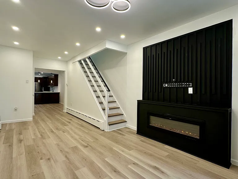 525 Perry St — Photo 1