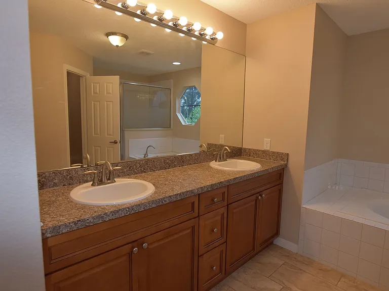 527 Bristol Cir — Photo 16