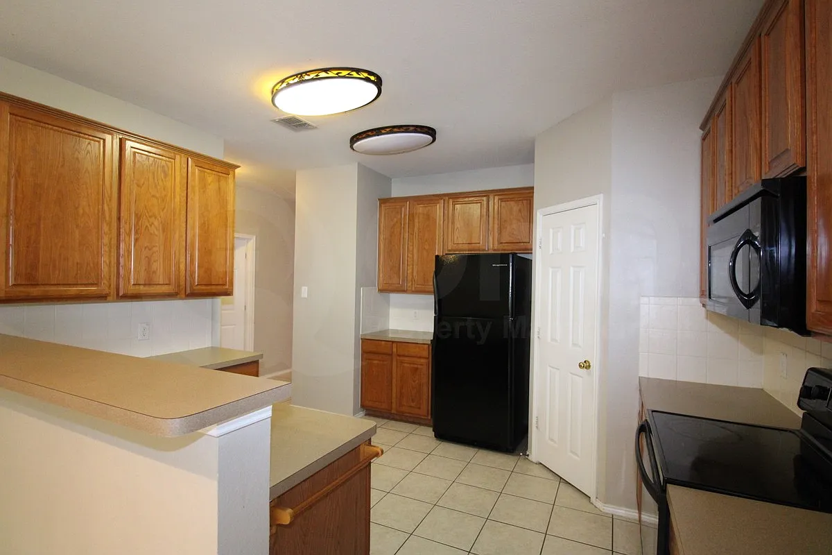 3 bed, 2.0 bath, 2186 sqft, $2,350 — Photo 3