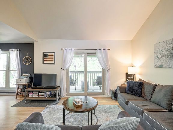 2nd image of 427 Summit Ridge Pl