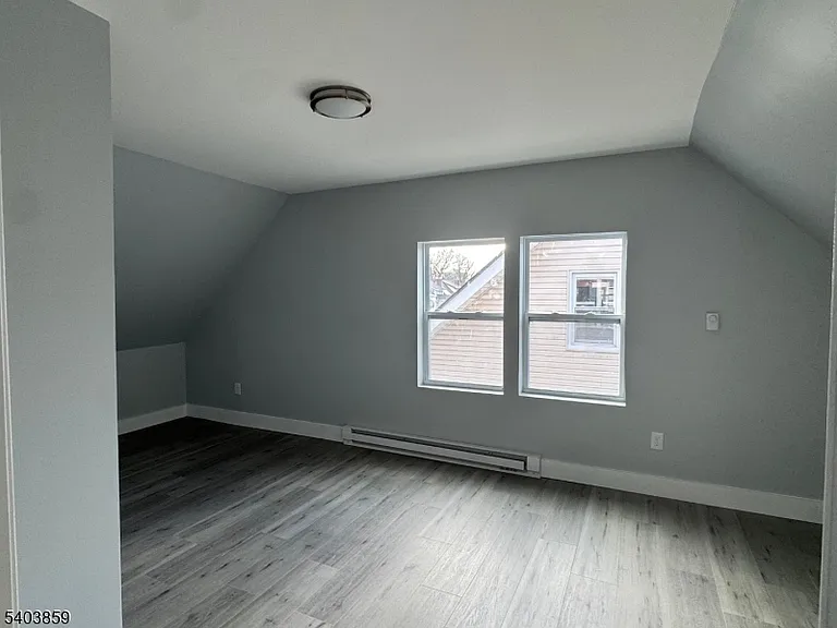 327 N Maple Ave — Photo 10