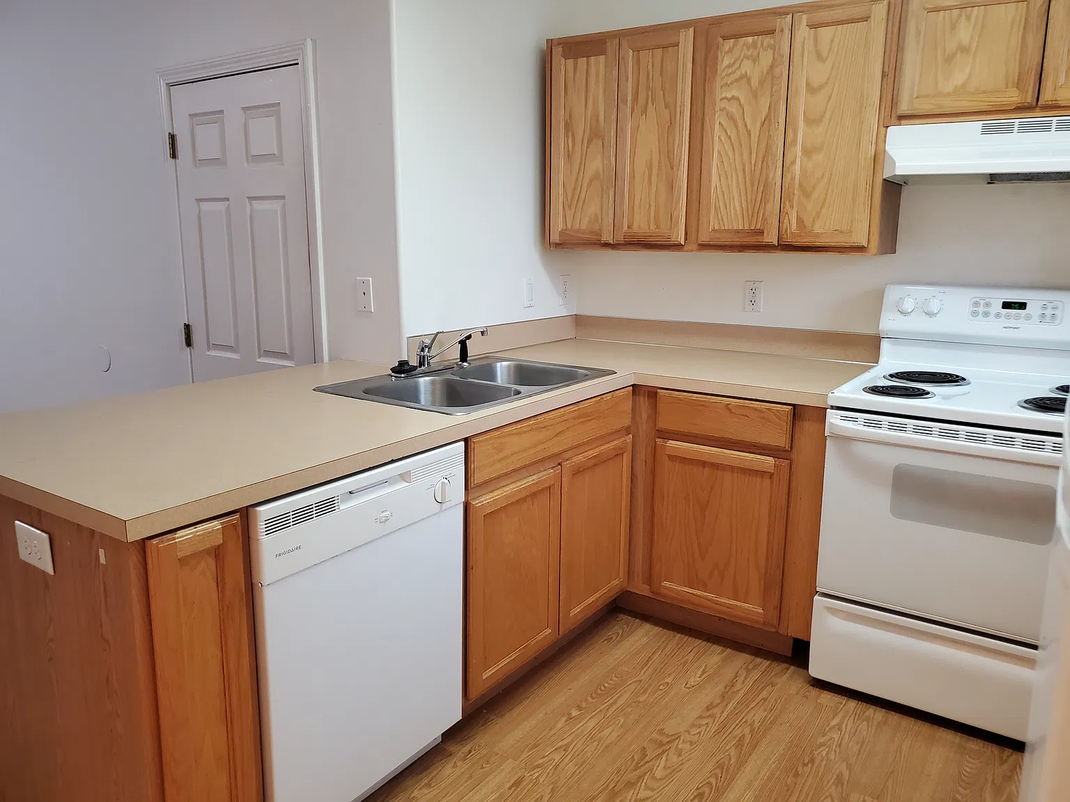 2 bed, 1.5 bath, 996 sqft, $1,600 — Photo 2