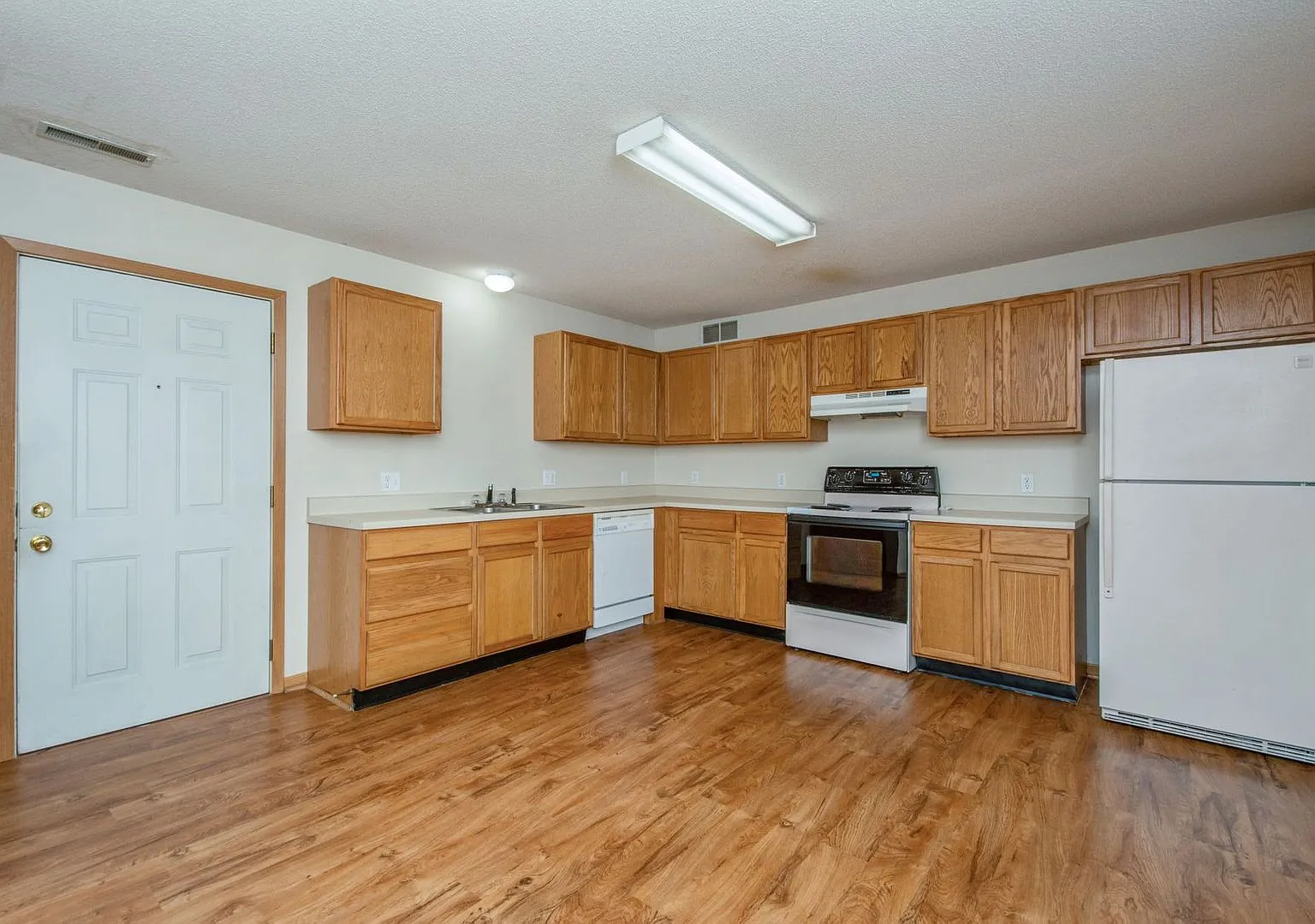 Dickinson Apartments — Photo 1
