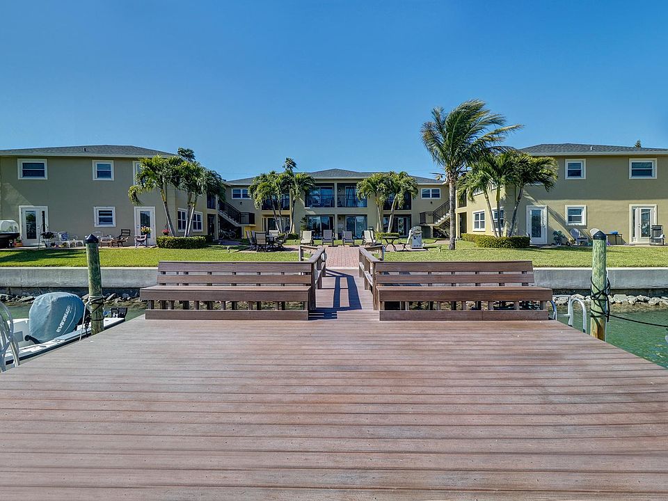 Waterside of Bougainvillas On The Bay provides a fabulous peaceful setting located on the Intracoastal waterway