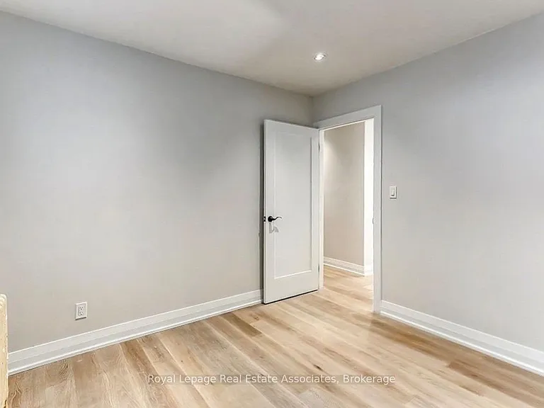 237 Lakeshore Rd E — Photo 11