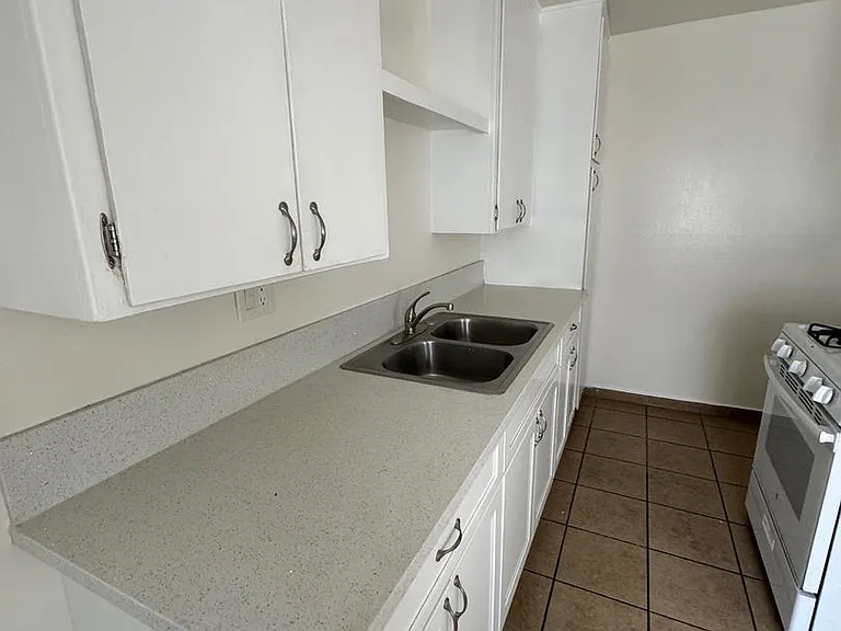 501 E Hurst St — Photo 5