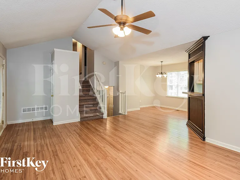 38 Michael Ct — Photo 4