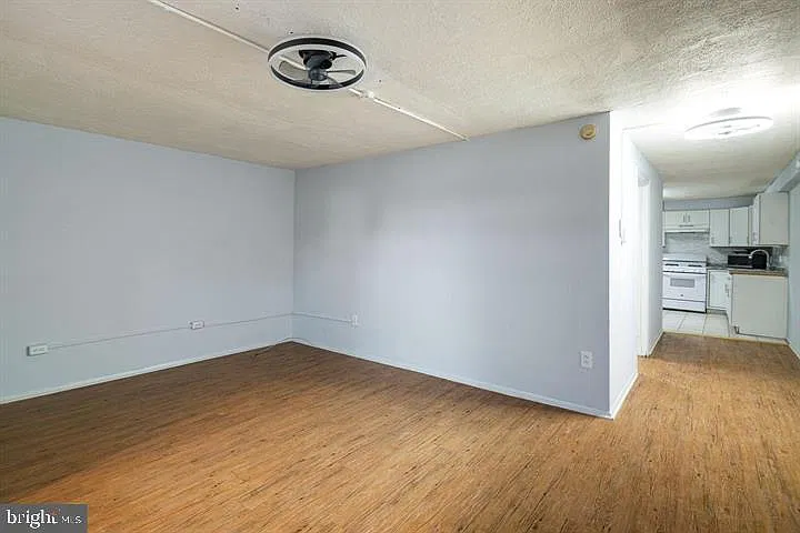 1 bed, 1.0 bath, 3200 sqft, $1,250 — Photo 3