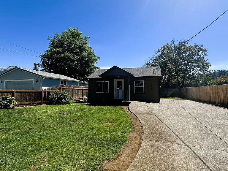 818 NE Johnson St — Photo 12