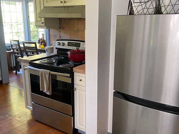 3rd image of 10559 Ravenna Ave NE #A