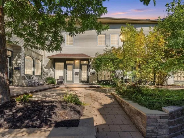49 Ontario St #8, Grimsby, ON L3M 3H2