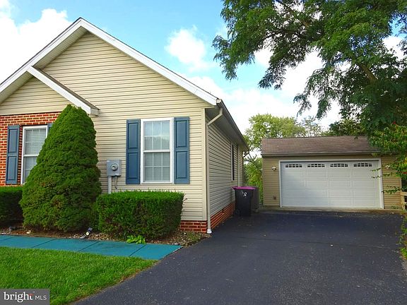 2nd image of 864 Queens Ct