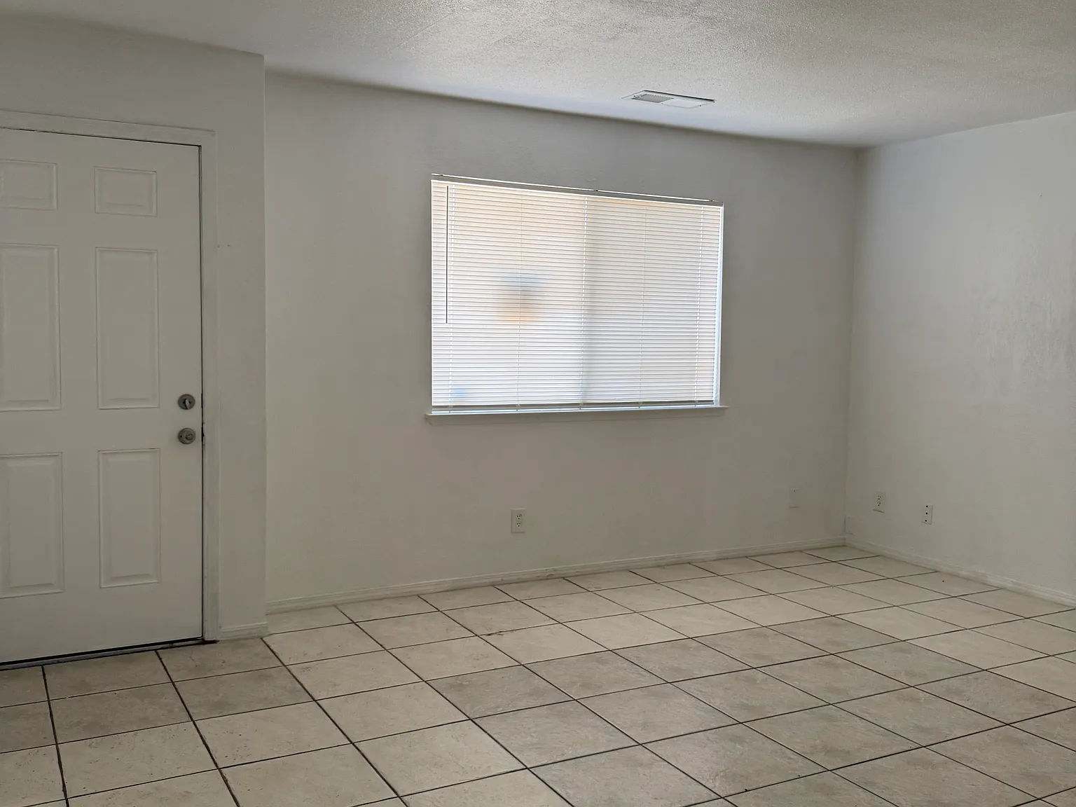 4 bed, 1161 sqft, $2,000 — Photo 4
