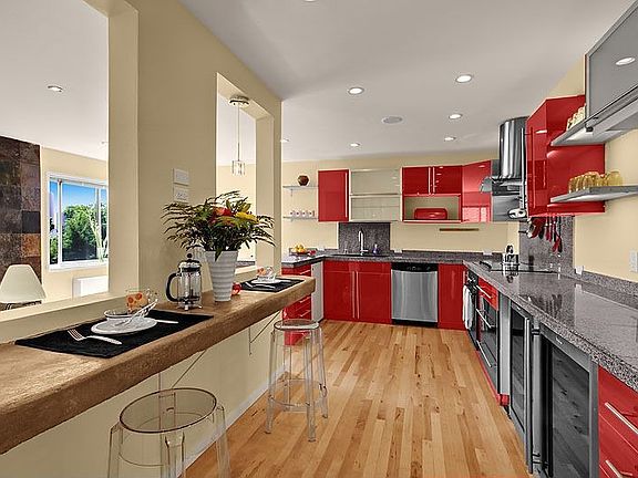 Kitchen w/Breakfast Bar
