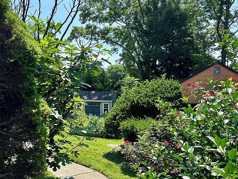 17 Alex Ln — Photo 3