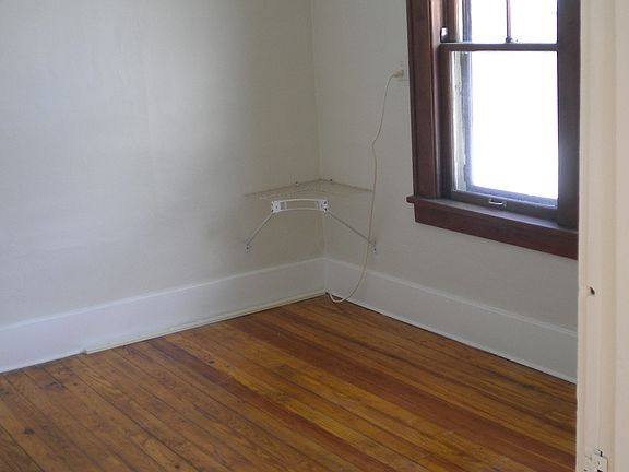 5th image of 513 1/2 E Farnum Ave