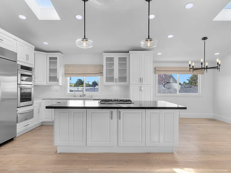 3200 N Poinsettia Ave — Photo 2