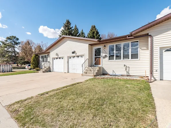 2925 Manitoba Ln, Bismarck, ND 58503