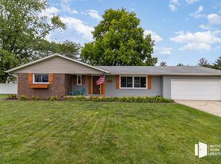 902 Mohawk Dr, Crown Point, IN 46307