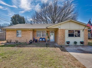 1700 Iris St, Gainesville, TX 76240