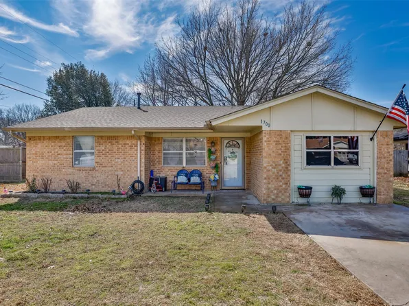 1700 Iris St, Gainesville, TX 76240