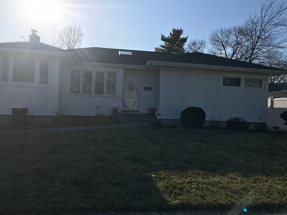 1st image of 462 Lakeville Ln