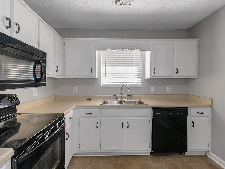 585 Mountainview Dr — Photo 11