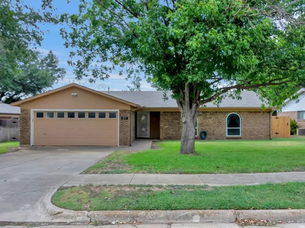 517 Mustang Dr, Saginaw, TX 76179