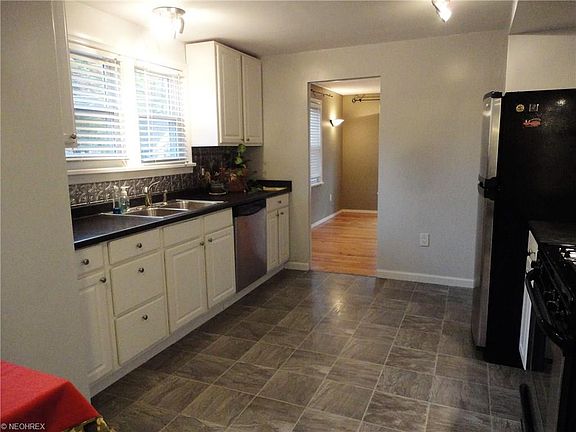 3rd image of 230 S Point Dr