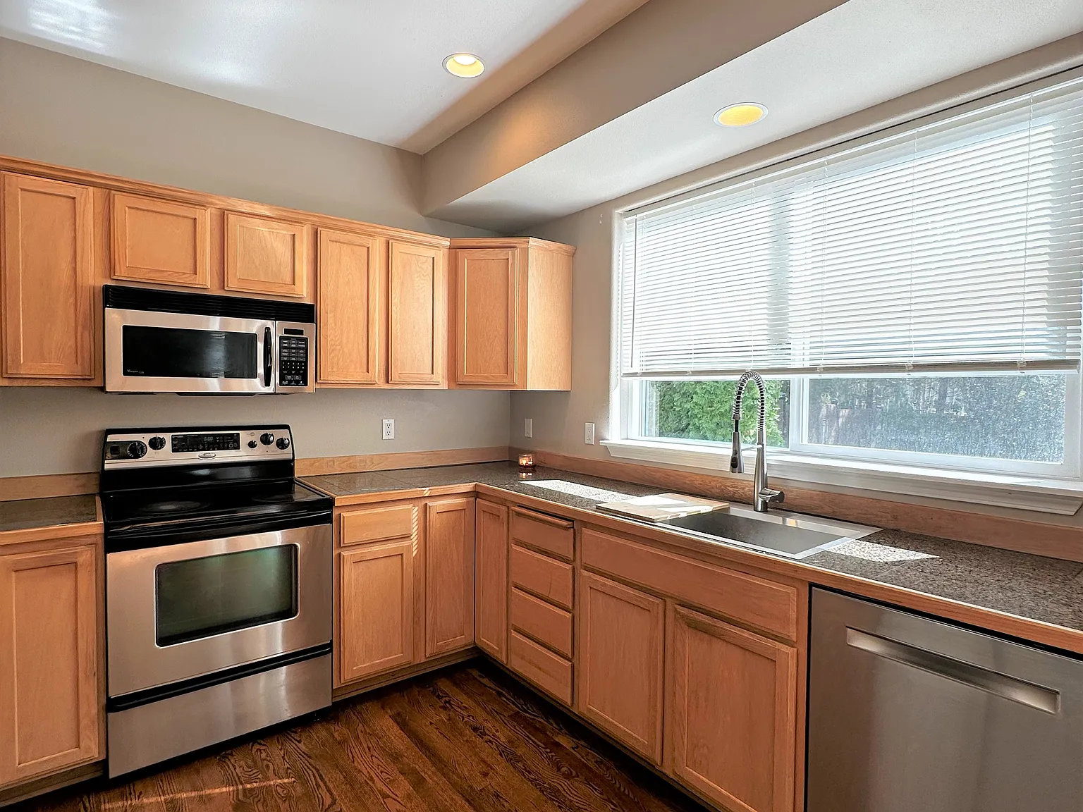 5 bed, 2454 sqft, $3,600 — Photo 3