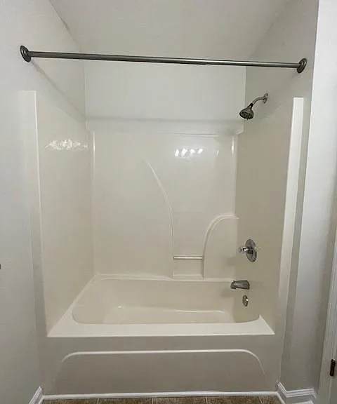 Main bathroom tub/shower.
