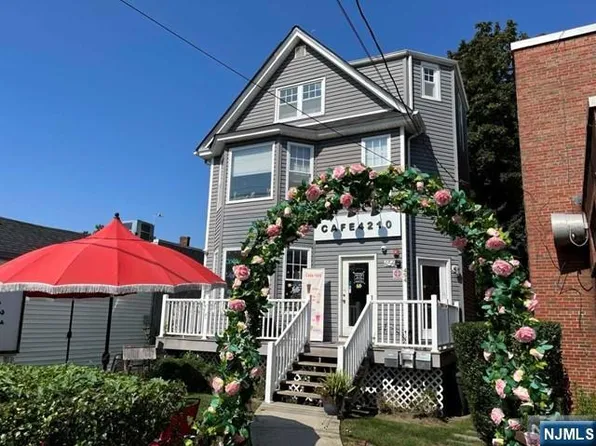 454 Broad Ave, Leonia, NJ 07605