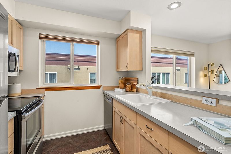 3rd image of 712 E Denny Way #501