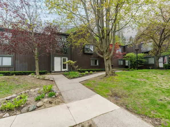 114 Lanark Ct APT C, Kalamazoo, MI 49006