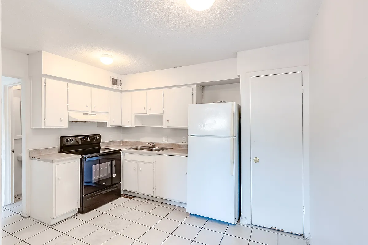 Building Photo - 2215 Mission Hill Cir #103